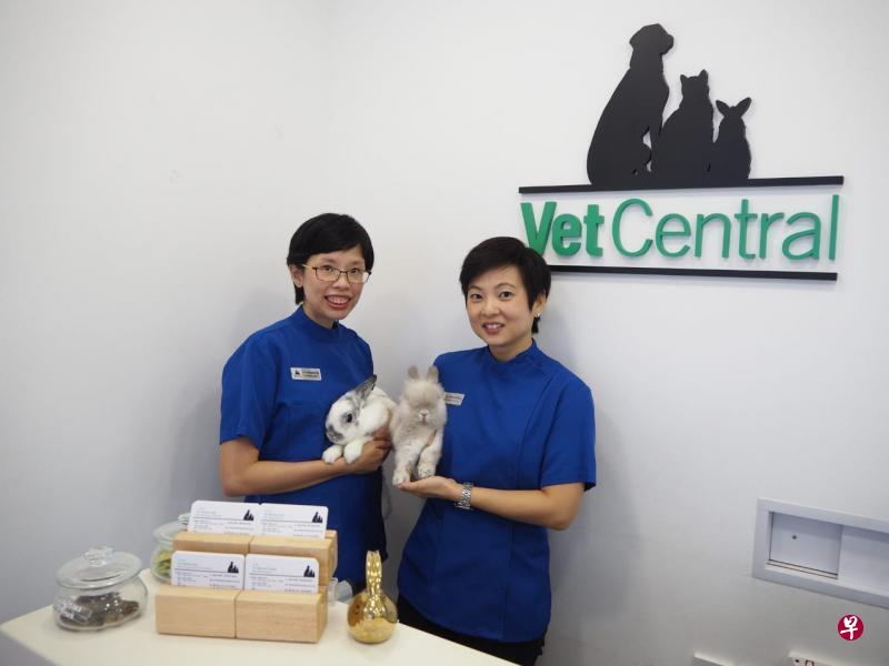 Vet Central创办人兼医生吴坤明（左）与徐苇玲特意为员工提供出国进修的机会，相信这是激励团队的重要途径。（Vet Central提供）