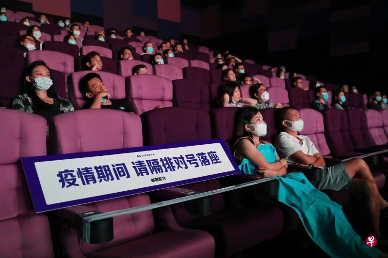 上海影院放映厅内，观众保持安全距离观影。（中新社）