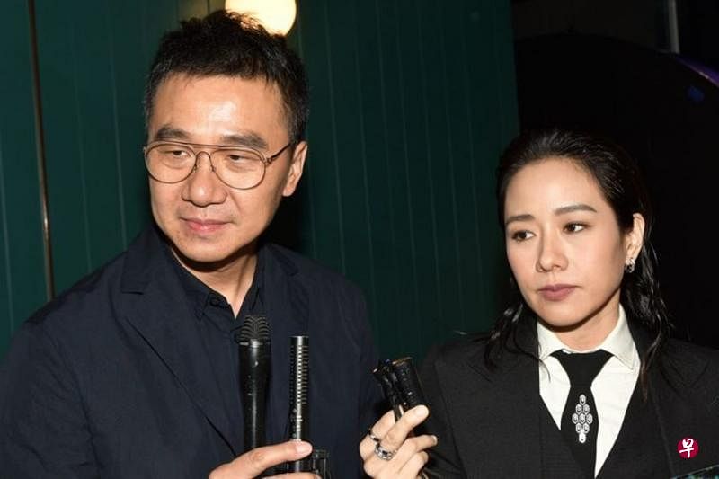 《死因无可疑》导演袁剑伟（左）与林嘉欣工作上夫唱妇随。（互联网）