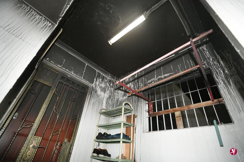 火患发生在淡滨尼4道第809座组屋；起火单位的门口被浓烟熏黑。（蔡振鸿摄） 