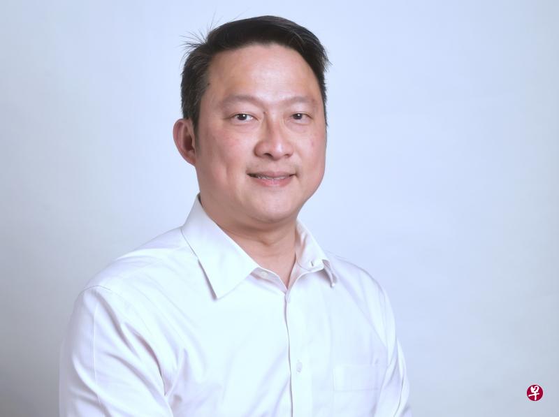 从政前的蓝彬明医生到私人眼科界发展之前，曾在竹脚妇幼医院当小儿眼科医生。（档案照片）