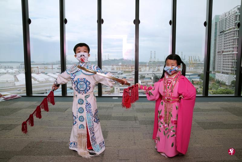 小学员拿马鞭穿戏服排练《八宝追夫》，图中挥舞马鞭的武生是陈彦澎，花旦是林心淳。