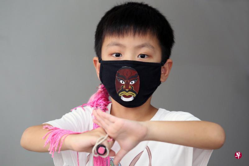英姿飒爽的武生陈祺尚摆起姿势来也挺架势十足的。