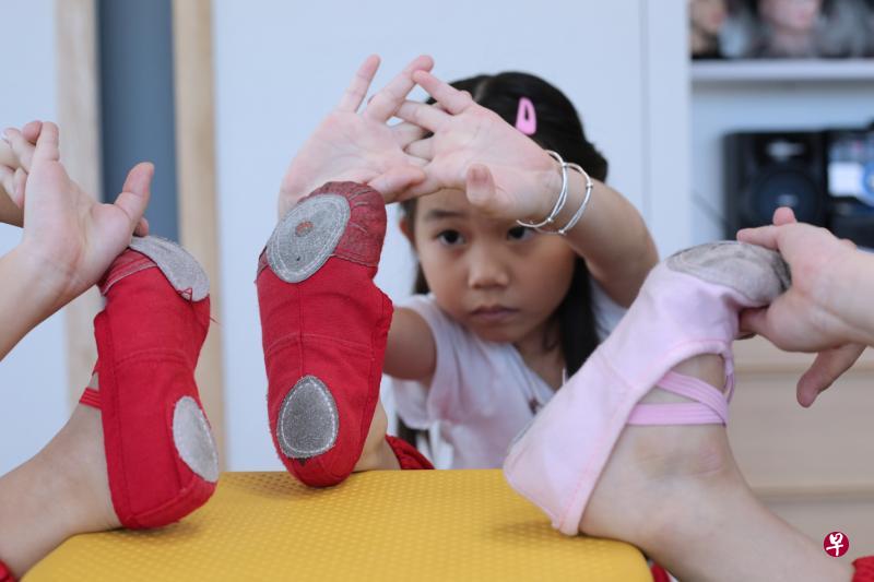 南华潮剧社的小学员们在锻炼盘腿时都必须以潮语喊数或念口诀。温宣岚小妹妹学了一年半的潮剧，现已能轻松盘腿。