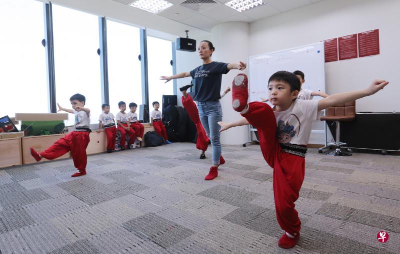 南华小武生们跟着指导员关阳练习踢腿。