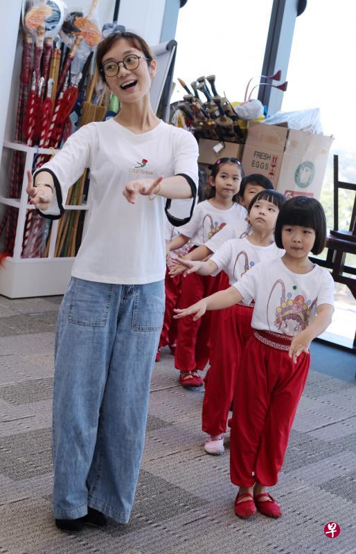 指导员李绿侨带领小花旦们做步伐程式。