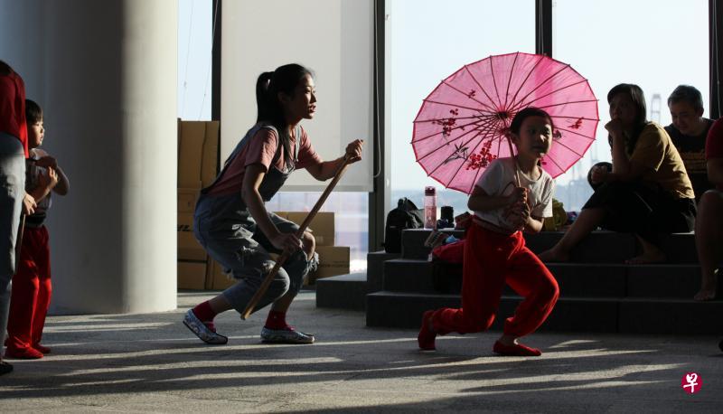 南华潮剧指导员黄琳琳和小学员排练《桃花过渡》。