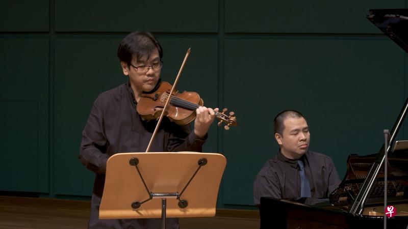 本地小提琴家曾勇涵和钢琴家林岩演奏贝多芬第二小提琴奏鸣曲。（骆竣宏提供）