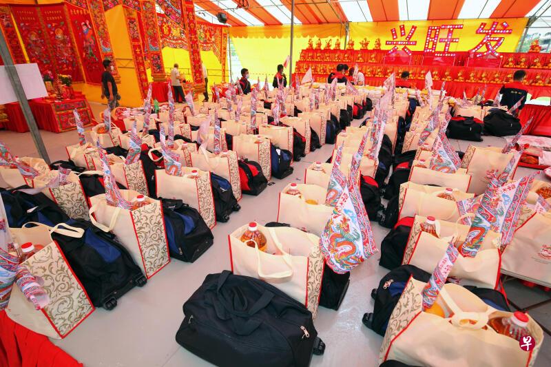 全国夜市中元会8月22日派发福物礼包给会员。（档案照片）