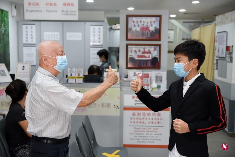 善济医社慈善大使童星EC一平（右）关怀年长人士。（善济医社提供）