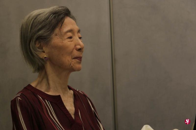 王赓武教授夫人听着丈夫细述他们如何结识，没有说话，笑一笑一低头，一种油画般的欲言又止。（Isha Wang摄）