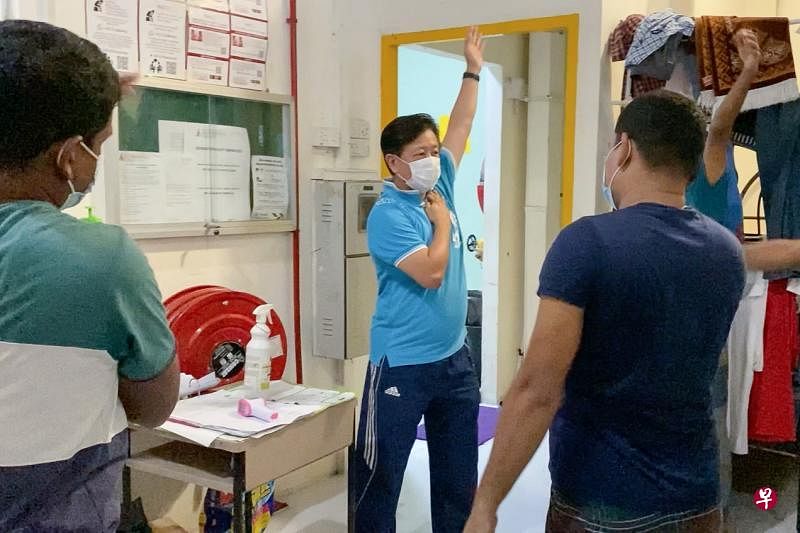 建筑承包商冯民凯的外籍客工须要履行居家通知，他期间照料他们的起居饮食。（新传媒提供）