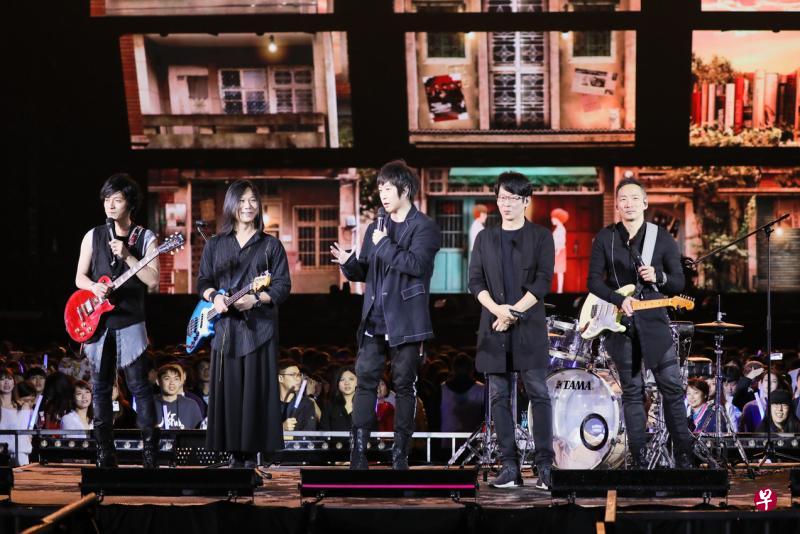 五月天新加坡演唱会推出两款限量T恤。（LiveNation提供）