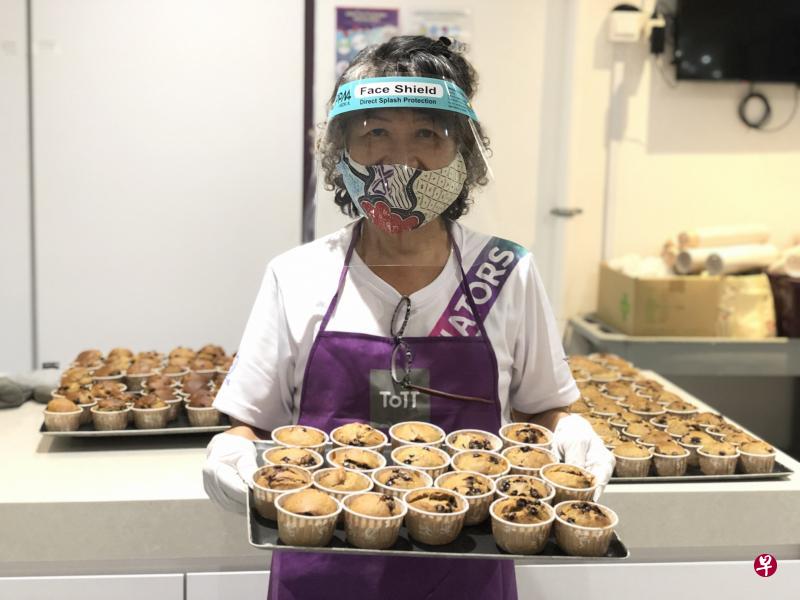 上个月，她与义工们还烘焙了3000个英式松饼献给太和观慈善机构前线工作者，感谢他们在抗疫期间的付出。（太和观慈善机构提供）