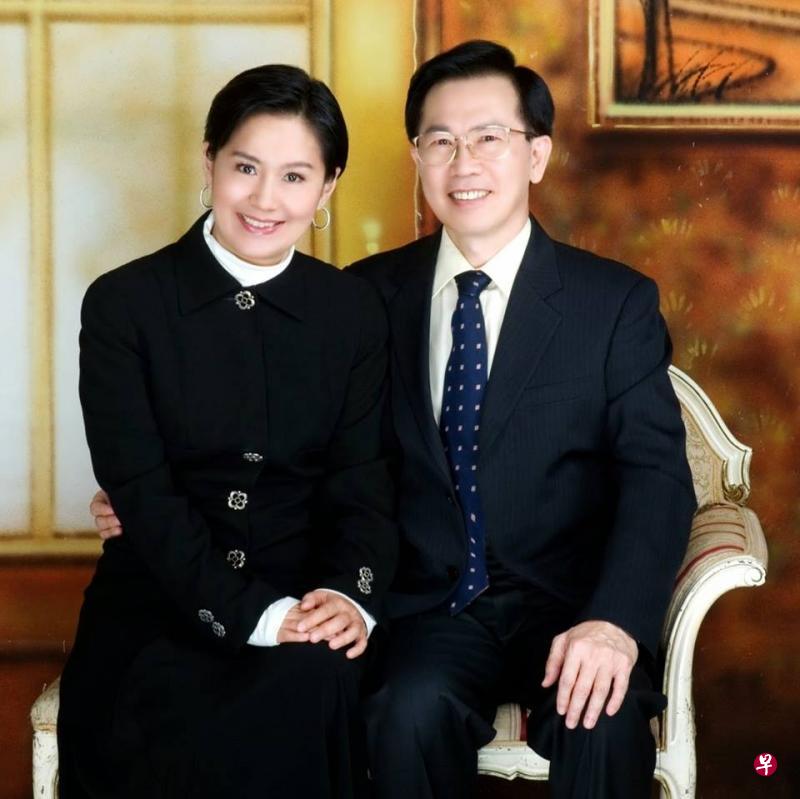 大脑潜能开发教师林乾义（右）和关尔嘉夫妇，分享Zoom线上教学的利弊。（受访者提供）