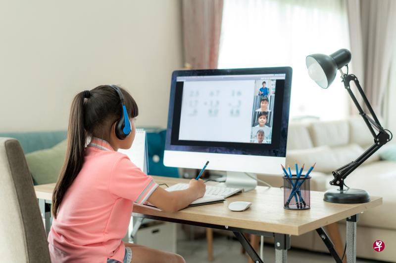 孩子在线上学习较易分心，年龄稍小的孩子最好能有家长相伴。（iStock图片）