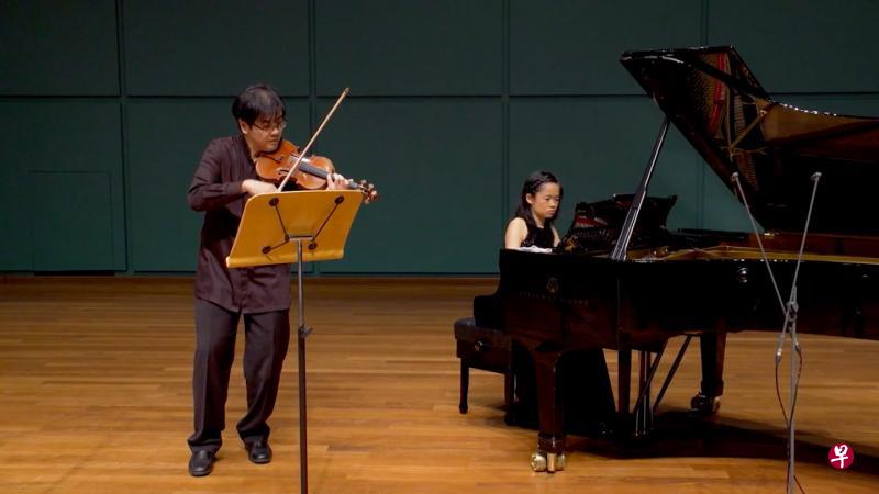 曾勇涵（左）与冼思恩演奏贝多芬第四小提琴奏鸣曲。（骆竣宏提供）