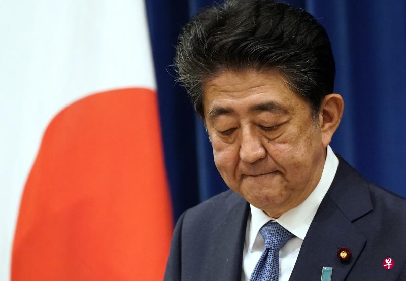 图为安倍晋三在东京首相官邸召开记者会，正式宣布因健康原因辞去首相职务。（新华社）