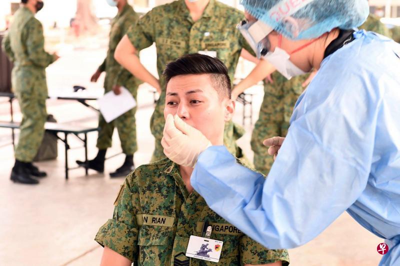 武装部队已制定严格的安全管理措施和卫生程序，参加训练的战备军人都须接受冠病拭子检测，以预防病毒传播。（取自国防部面簿）