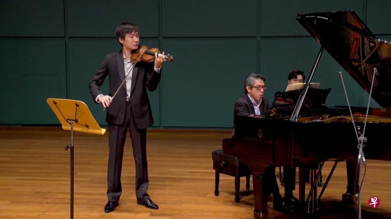 骆竣宏（左）与钢琴家张小惠（Albert Tiu）演奏贝多芬第五小提琴奏鸣曲。（骆竣宏提供） 