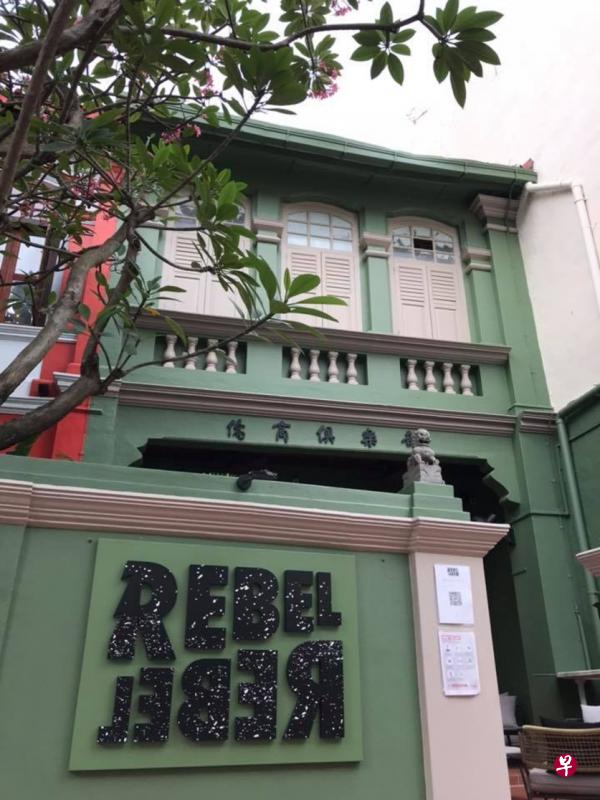 （左图）14号的绿色洋房“侨商俱乐部”已变身崭新葡萄酒吧Rebel Rebel（黄向京摄）。