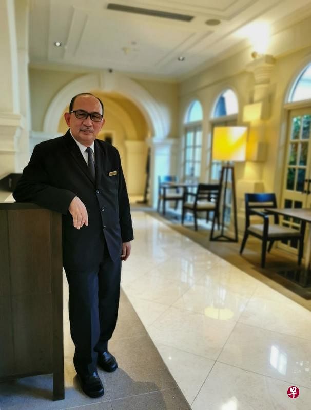 已在良木园服务48年的Hassan，是酒店宴会部的高级领班。（陈爱薇摄）