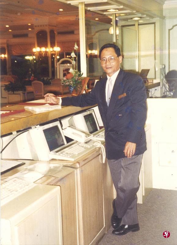 Jalil于1980年代在良木园酒店前厅客服部工作的情形。
