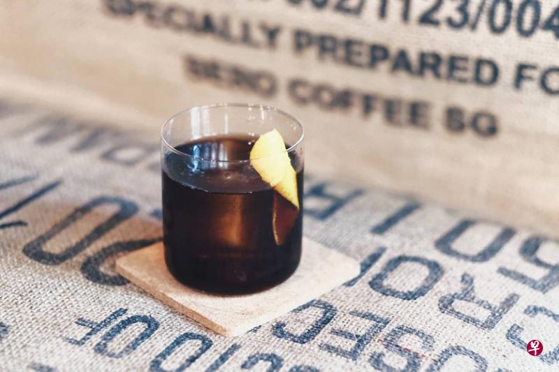 （右小图）鸡尾酒吧Sago House本土风酒款咖啡特浓（Kopi Gao）（取自酒吧面簿）。