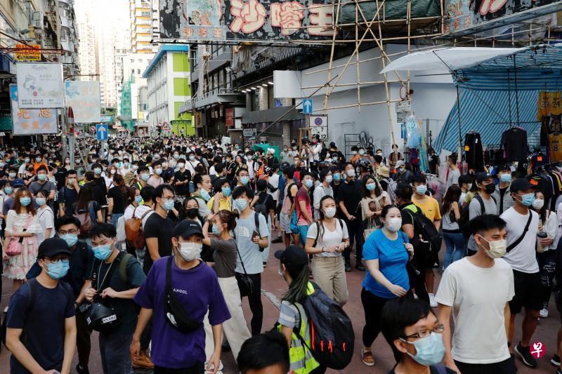 昨日是香港立法会原定的选举日，数百名示威者昨天在油麻地及旺角一带集结叫嚣。（路透社）