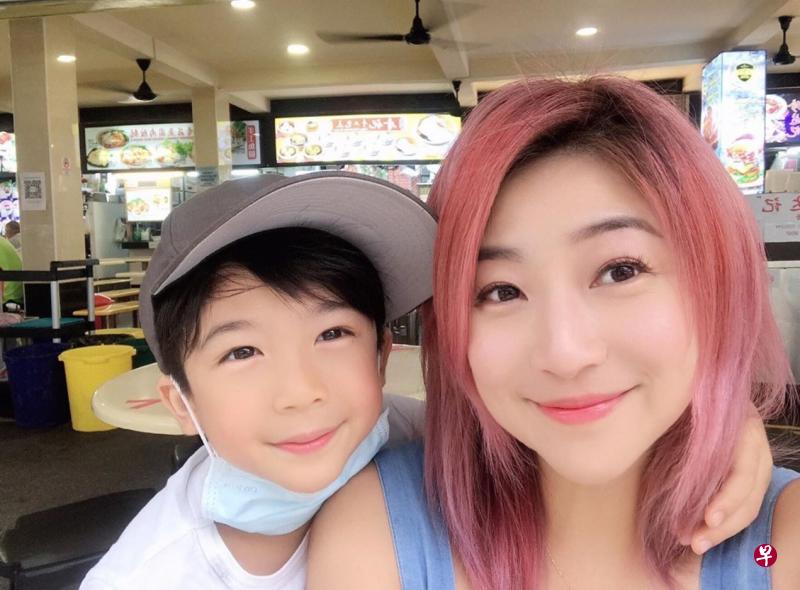 黄湘怡上个月从加拿大搬回新加坡居住，在社媒分享与儿子在本地的照片。（互联网）