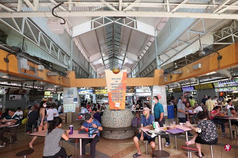 忠邦城巴刹和熟食中心会在综合发展项目2027年竣工后才搬迁，摊主能在兴建期间继续在原址营业。有摊主反映，现在的巴刹和熟食中心的通风和排水比较不足，新巴刹设计宽敞，相信能让摊主和顾客比较舒适。（陈来福摄）