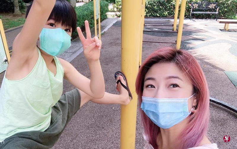 黄湘怡带儿子Ashton到游乐场玩耍。（受访者提供）