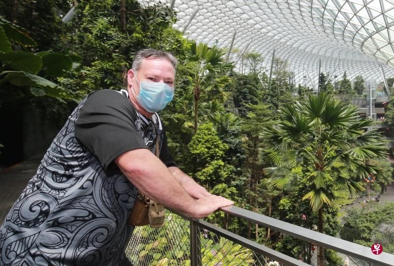 来自新西兰的弗朗西斯到新加坡转机，特地留下来游玩几天，包括到星耀樟宜购物。（唐家鸿摄）