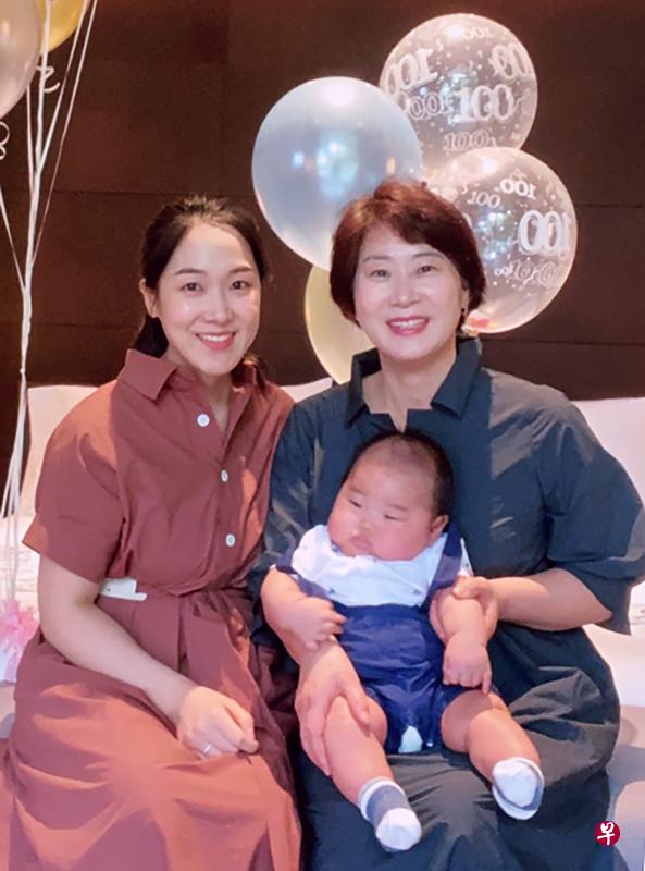 居住在新西兰的韩国人李善心（右）飞来新加坡与女儿一家庆祝宝宝百日生日会。（受访者提供）