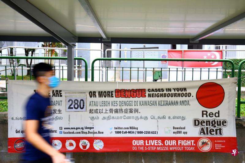 社区事务署推出的OneService应用可用于通报鼠患和设施故障等问题，也能在用户接近骨痛热症黑区时推送通知。人协导师翁惠琼在“有课到手机”节目，会教观众如何使用这个应用。（档案照片）