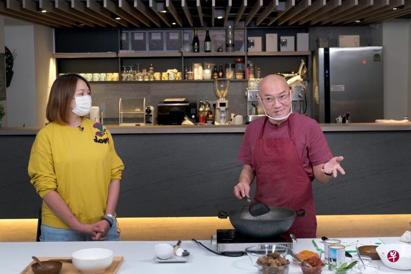 本地艺人林尤发（右）明天在“有课到厨房”节目，分享咖喱素羊肉的制作方法。（曾坤顺摄）