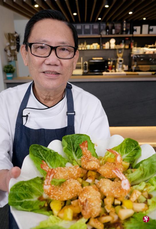 通过线上教程，待在家中也能向大厨学习制作色香味俱全的料理。人协导师吕忠明周二在“有课到厨房”节目，会教观众制作这道蜜汁水果双飞虾。（曾坤顺摄）