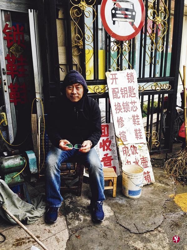 陈耀福入乡随俗体验生活，在街头巷尾寻找“烟火气”。（受访者提供）
