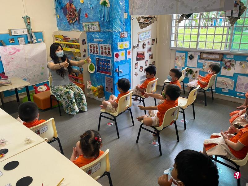 夏竹在日常教学中会结合情境、道具和动作舞蹈等方式，来让班上幼儿感受儿歌的趣味性，激发他们对儿歌的学习兴趣。（受访者提供）