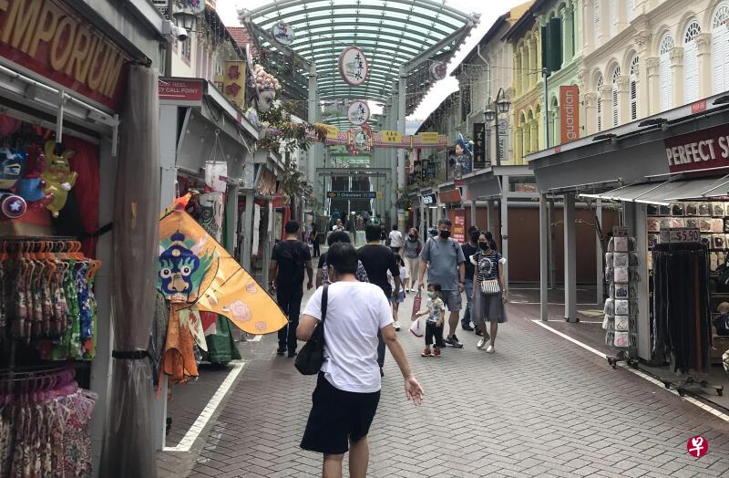  宝塔街过半礼品店如今已撤掉招牌，人去楼空。