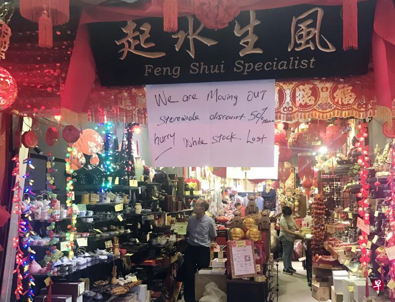 经营纪念品店18年的余翠凤正在清仓甩卖，准备停业。