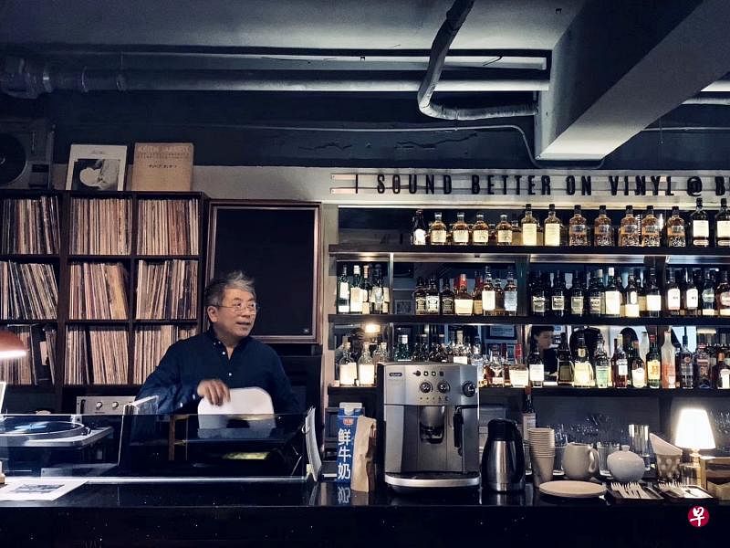 陈耀福在上海经营的黑胶唱片爵士酒吧，吸引不少广告人聚会。（受访者提供）