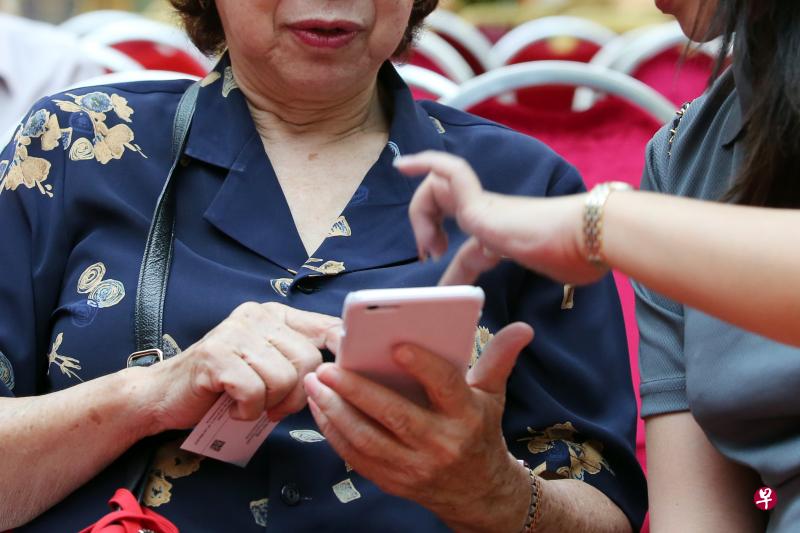“乐龄人士健忘，手机不见了怎么办？设置在里头的功能资料会否全部曝光？这些都加深乐龄人士的困扰。”（档案照）