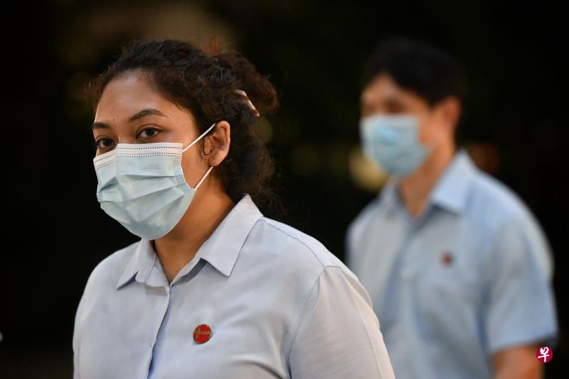 警方表示已完成调查，并与总检察署商讨之后，决定给予辣玉莎（左一）严厉警告。（海峡时报档案照片） 