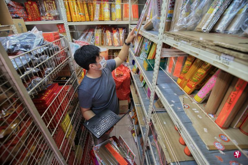 少了大型祭拜活动，神料业者这个农历七月的生意大受冲击。不过金明香贸易的老板陈崇俊积极通过网店开拓客流，营业额不减反增。（龙国雄摄）