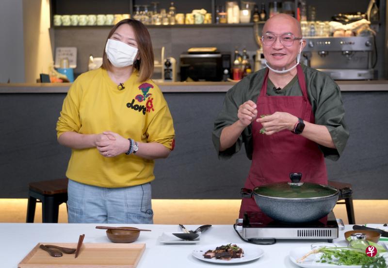 本地艺人林尤发（右）明天在“有课到厨房”节目，分享海南扣肉的制作方法。左为96.3好FM主持人洪菁云。（曾坤顺摄）