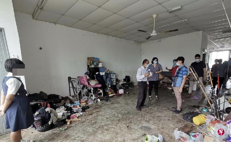 三姐妹居住的店屋楼上布满垃圾和狗粪，卫生条件极差。（星洲日报） 