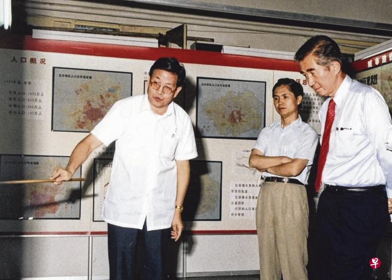 1992年，刘太格（右一）参观北京市城市规划设计研究院总规展览，副院长董光器（左一）为他介绍北京城市总体规划，柯焕章（中）在旁聆听。（受访者提供）