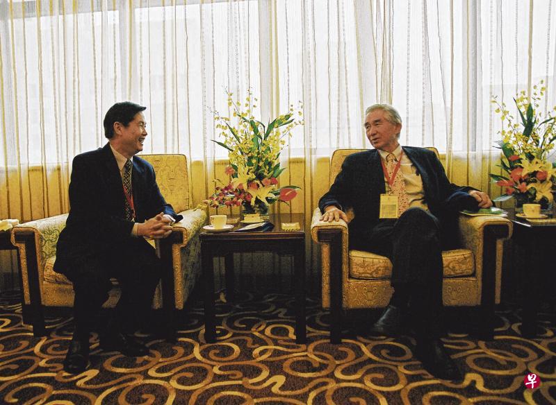 2006年，刘太格（右）与柯焕章在北京市城市规划设计研究院院庆20周年学术报告会上见面。（受访者提供）