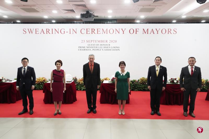 西南区市长刘燕玲（左二）、中区市长潘丽萍（右三）、东北区市长朱倍庆（左一）、西北区市长任梓铭（右二）和东南区市长阀贺米（右一）今天在李显龙总理见证下宣誓就职，任期为三年，直到2023年7月26日。（海峡时报）  
